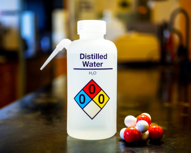 Distilled,Water,Bottle,Used,In,Laboratories,With,Name,,Safety,Code acqua distillata